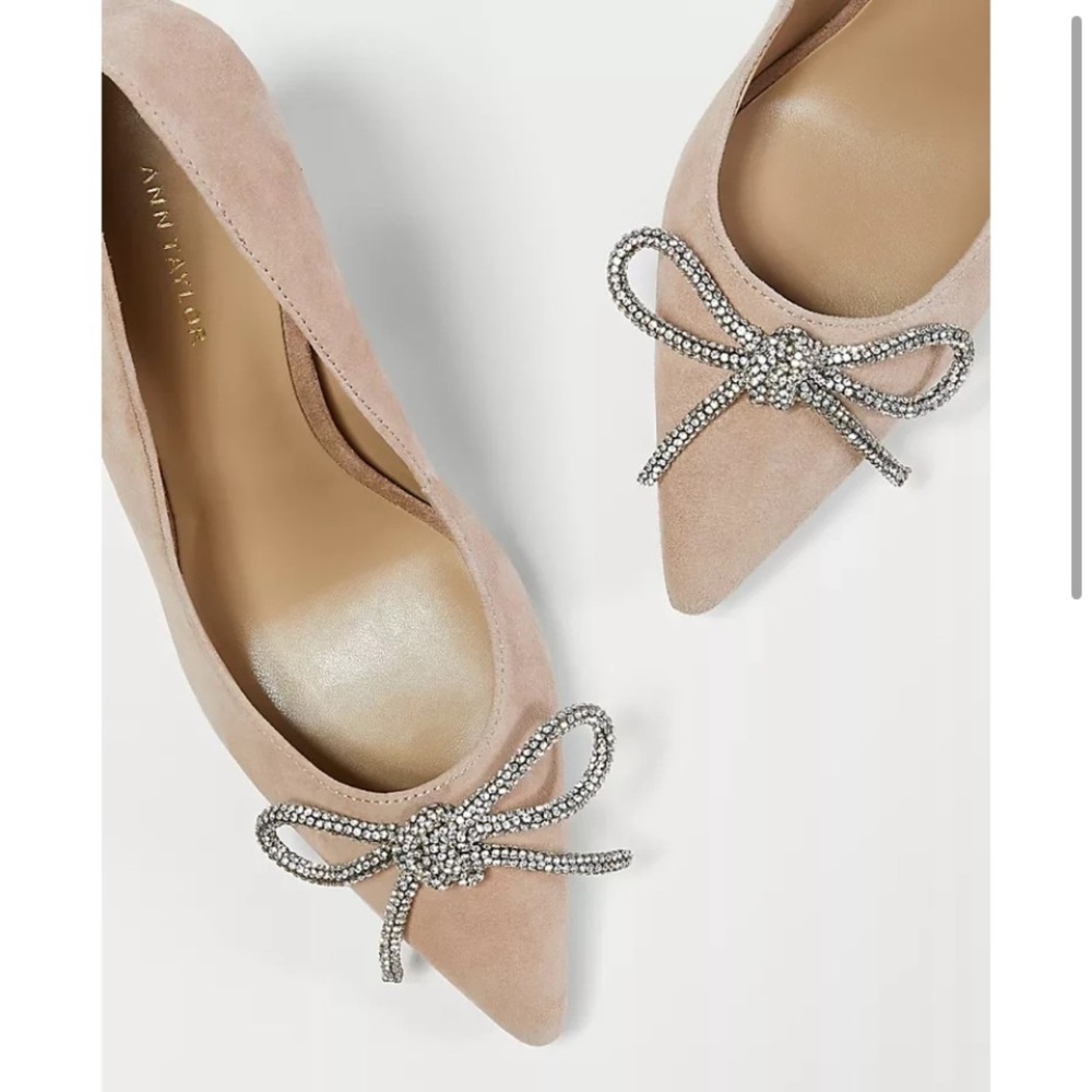Ann Taylor Crystal Bow Suede Pumps Natural Size 6.5 Beige Tan Pointed Toe Heel